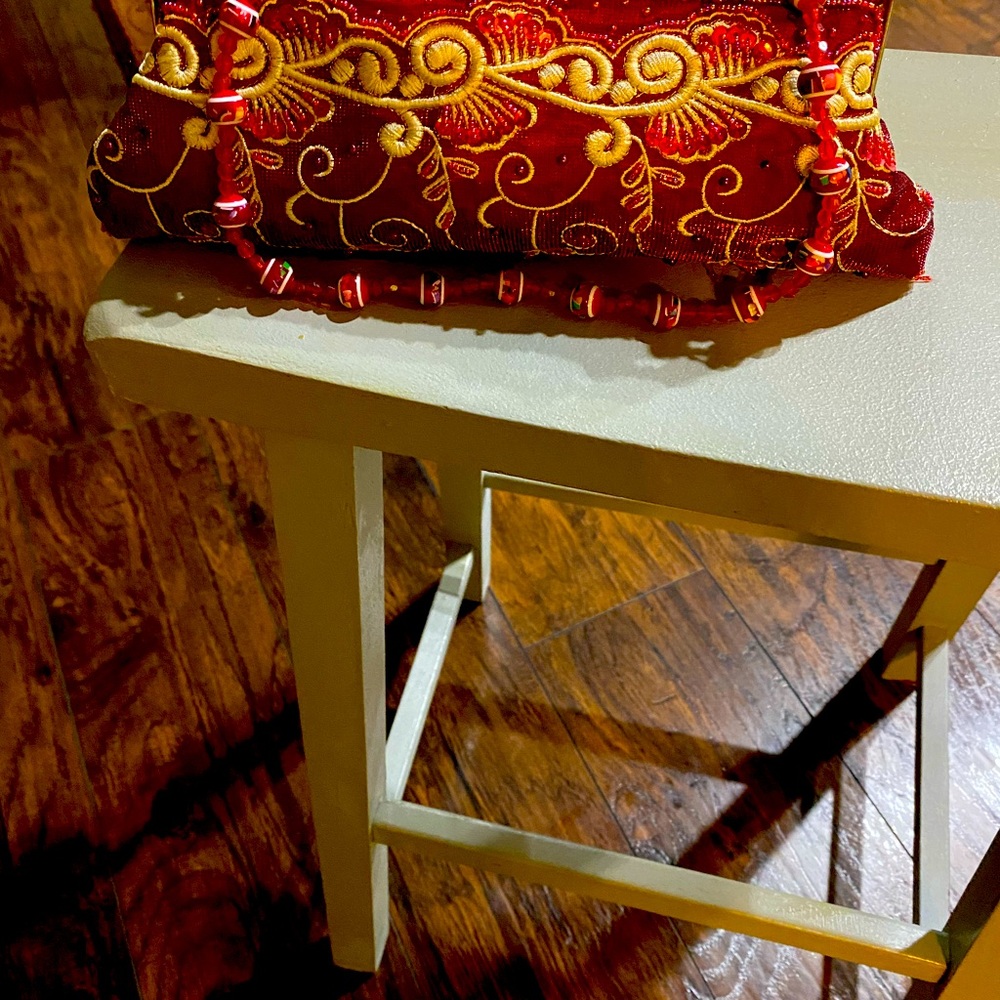 Beaded clutch